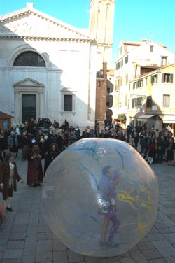 Angel Orensanz inmitten dem Straßenkarneval in Venedig